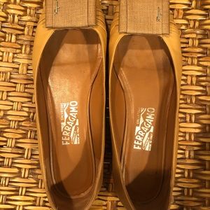Ferragamo 10.5 B leather flats linen bow